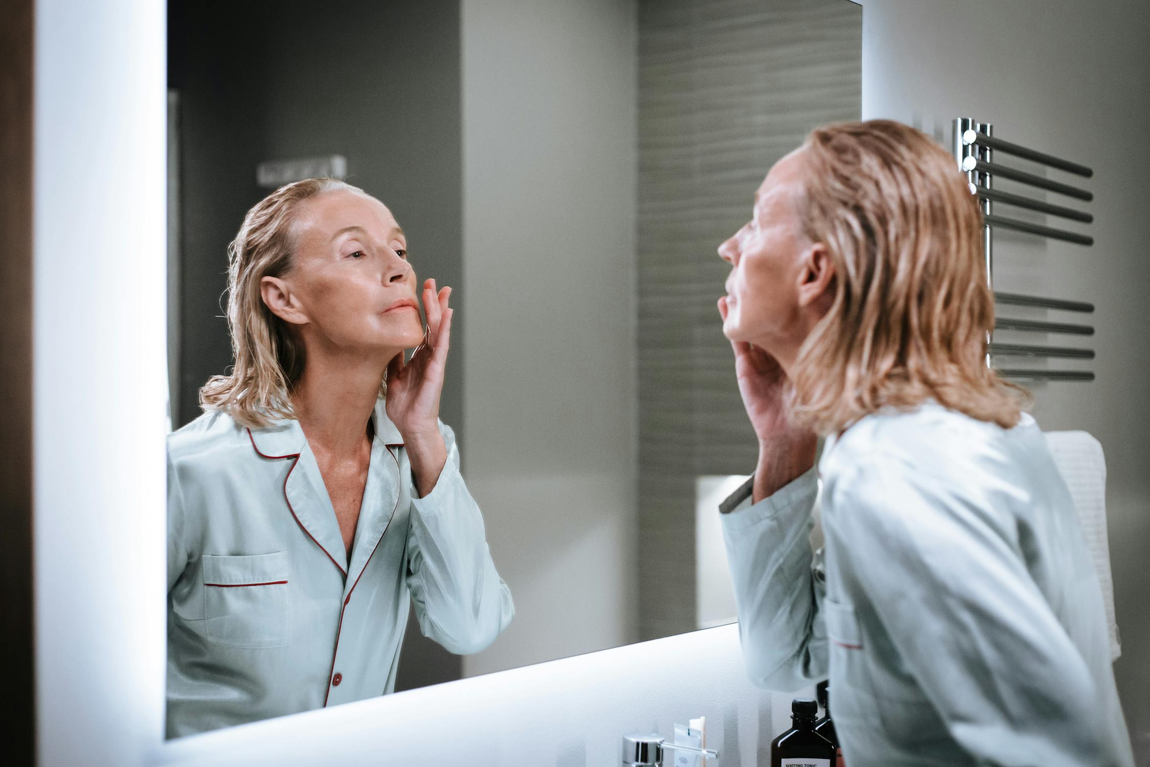 acido hialuronico rugas - mulher madura cuidando da pele