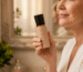 Mulher de 60+ ainda consegue melhorar rugas só com skincare? - Time Secret