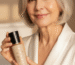 Mulher de 60+ ainda consegue melhorar rugas só com skincare? - Time Secret