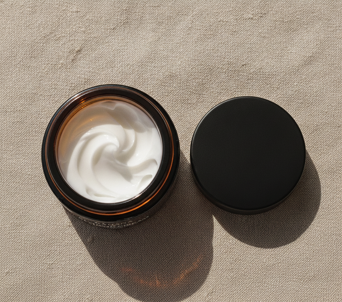 Skincare na menopausa: Como combater flacidez e ressecamento - Retinol Cream